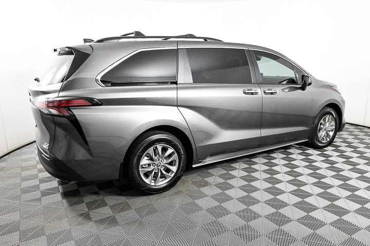 2022 Toyota Sienna XLE 25