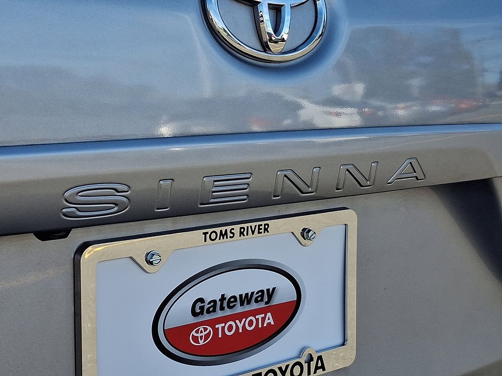 Thumbnail: 2014 Toyota Sienna - 31
