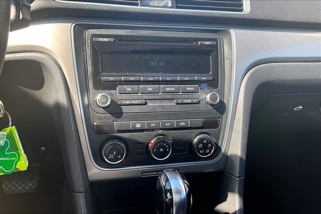 Used 2013 Black Volkswagen 2.5 S image 15