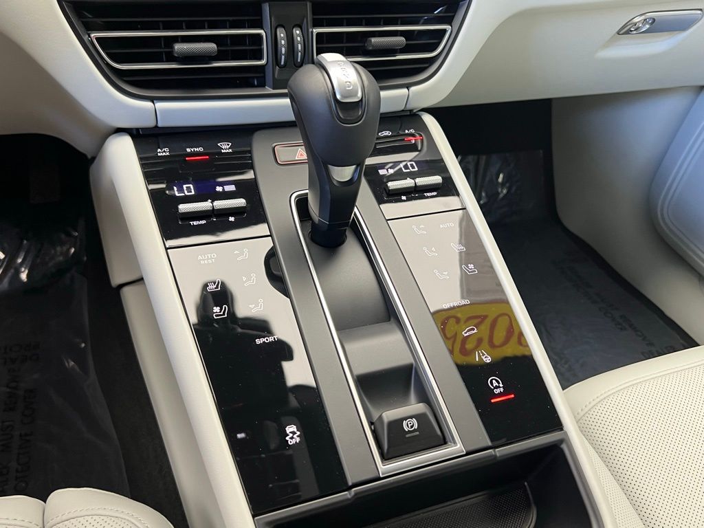 2025 Porsche Macan  11