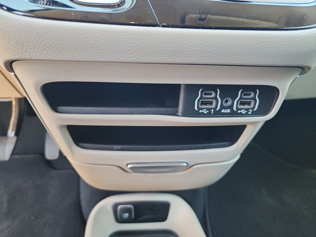 2024 Chrysler Pacifica Touring L photo