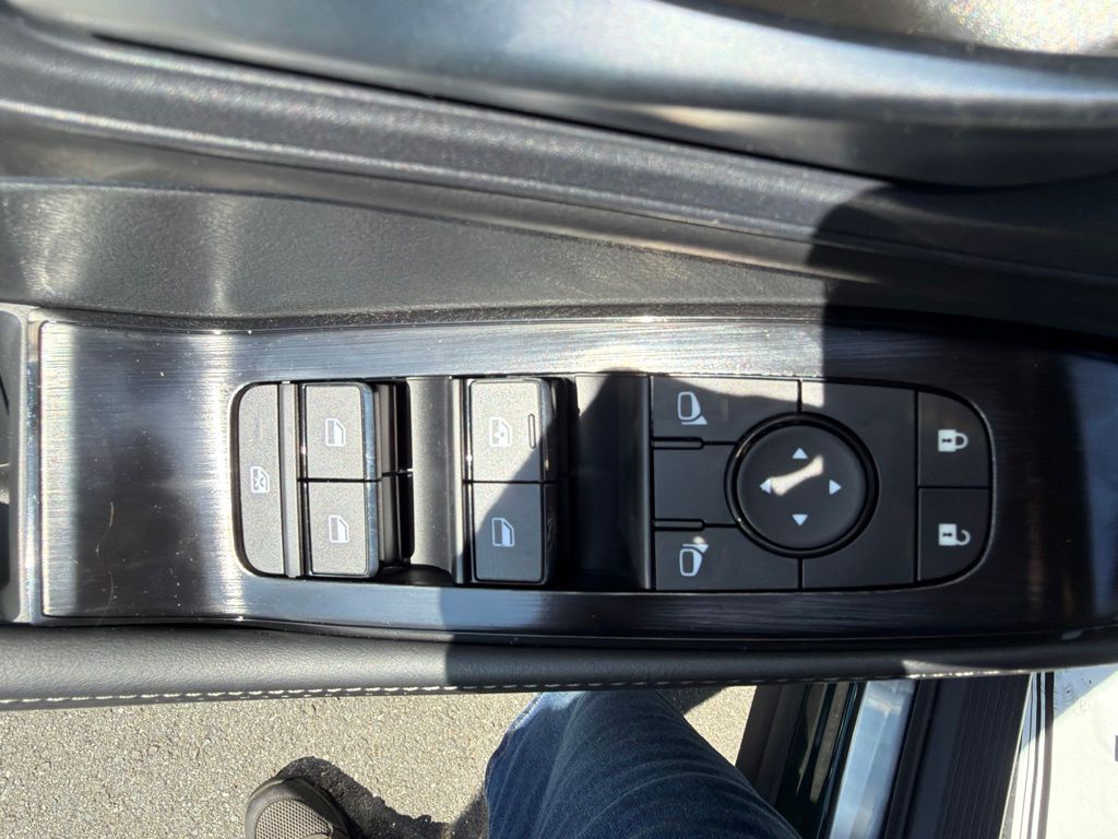 2026 Nissan Rogue Dark Armor - Photo 18