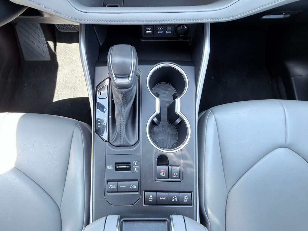 2022 Toyota Highlander XLE - Photo 2