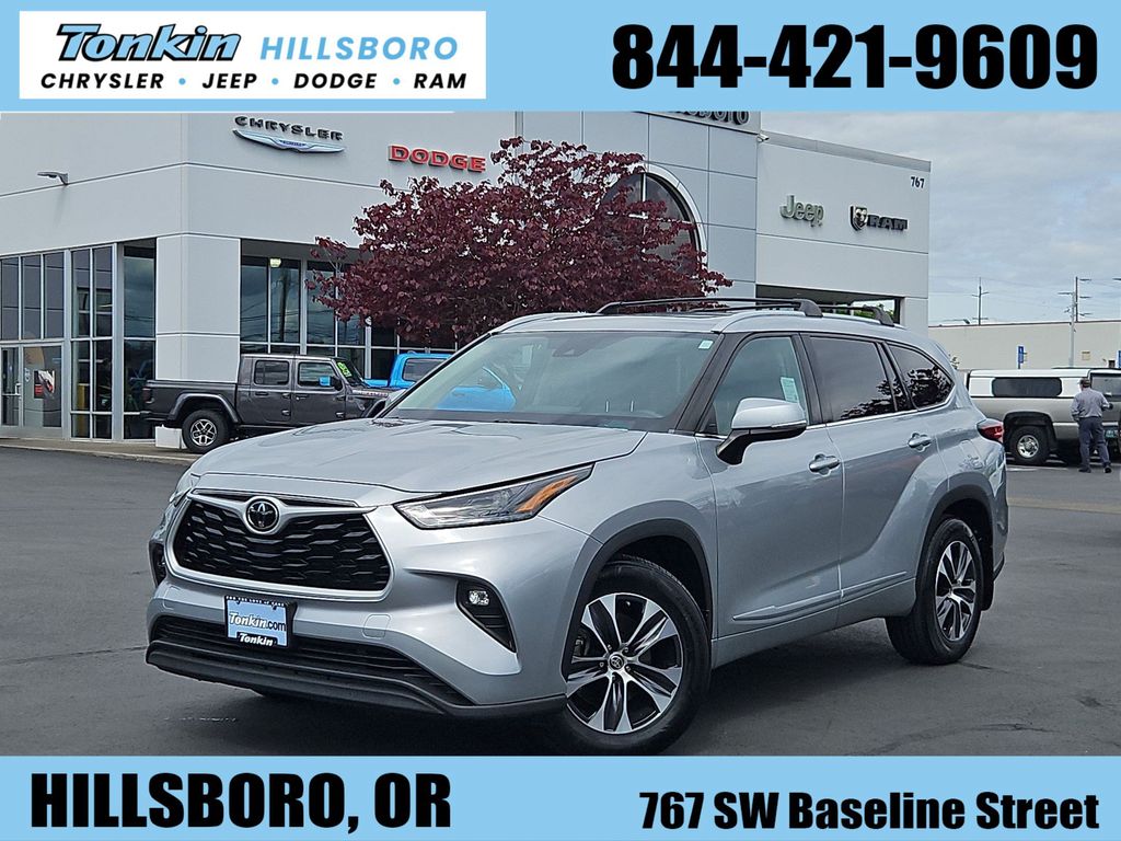 Celestial Silver Metallic 2022 Toyota Highlander SUV / Crossover Front-Wheel Drive 8-Speed Automatic