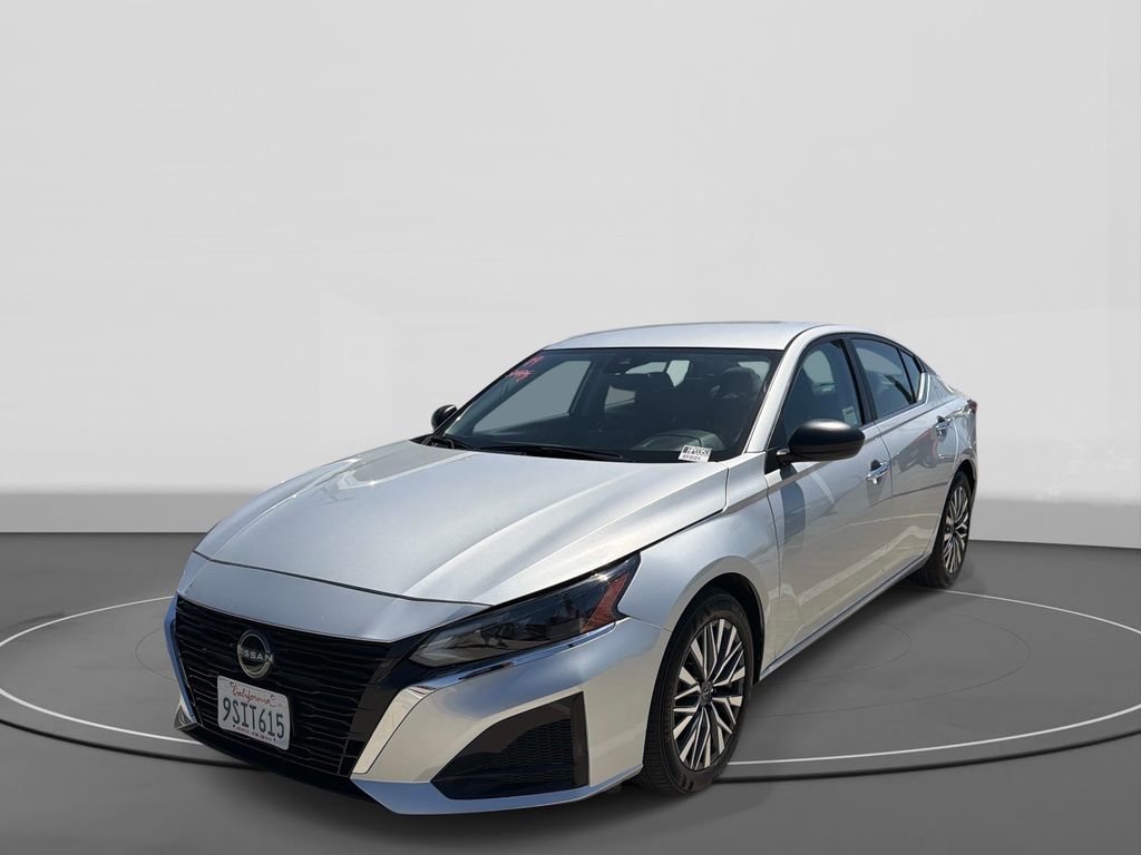 Brilliant Silver Metallic 2025 Nissan Altima Sedan Front-Wheel Drive Continuously Variable Transmission