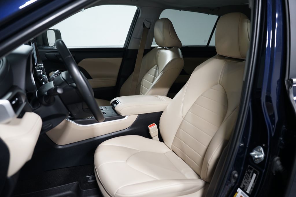Thumbnail: 2023 Toyota Highlander - 6