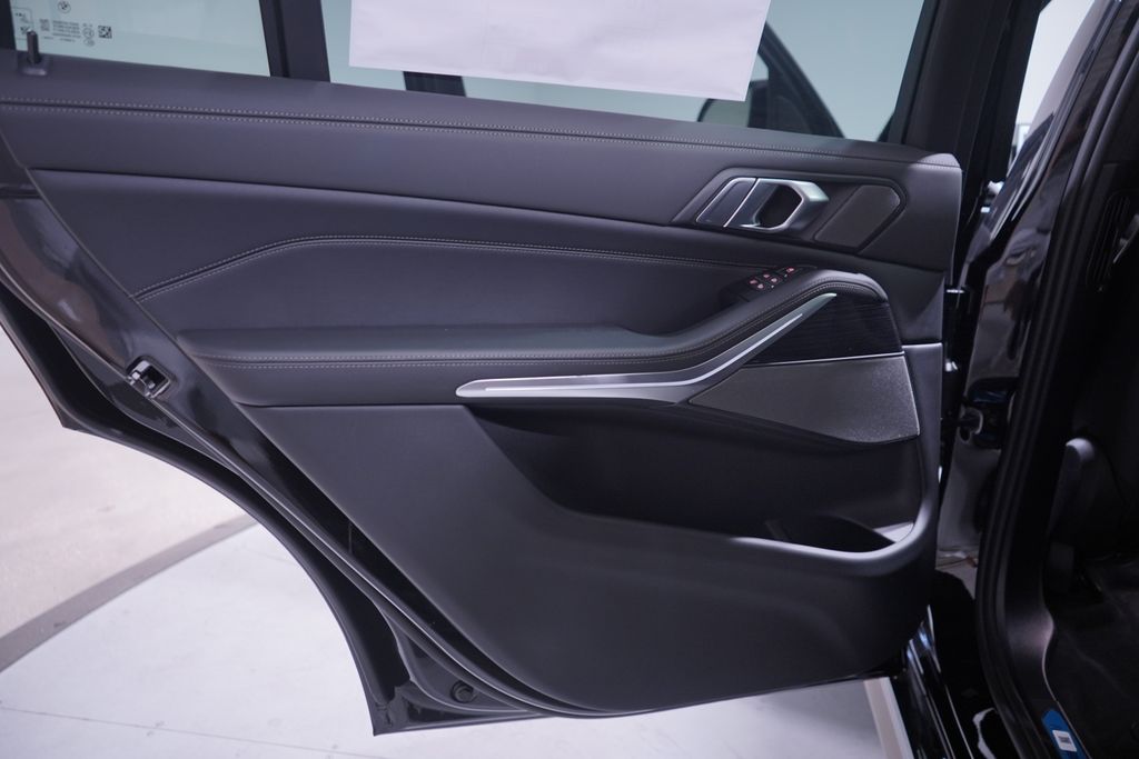 2026 BMW X7 M60i 11