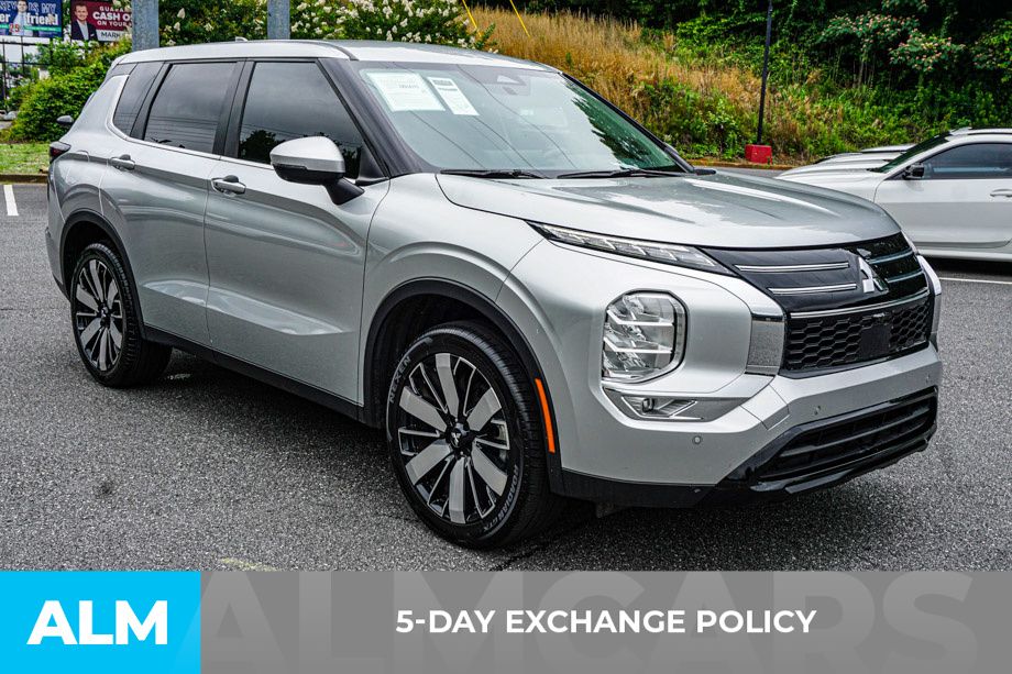 Used 2025 Silver Mitsubishi SE image 4