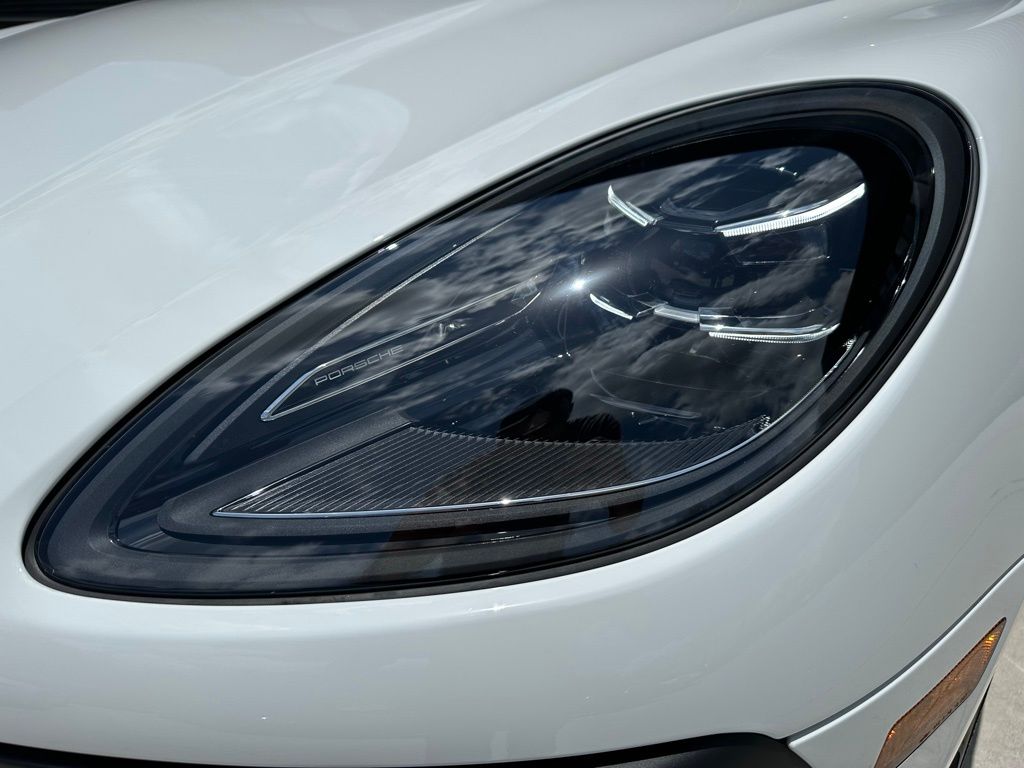 2025 Porsche Macan  13