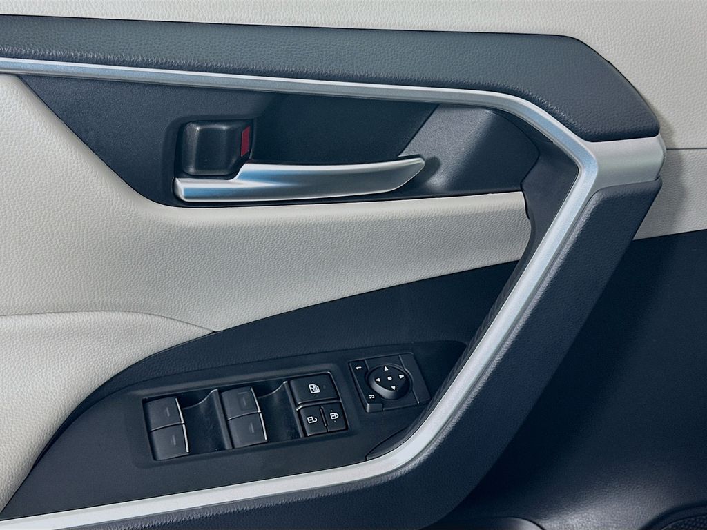 Thumbnail: 2025 Toyota RAV4 - 18