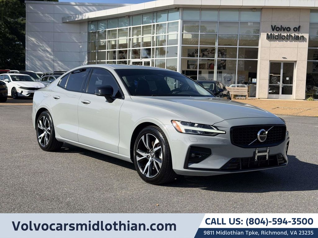 Vapour Gray Metallic 2024 Volvo S60 Sedan Front-Wheel Drive Automatic