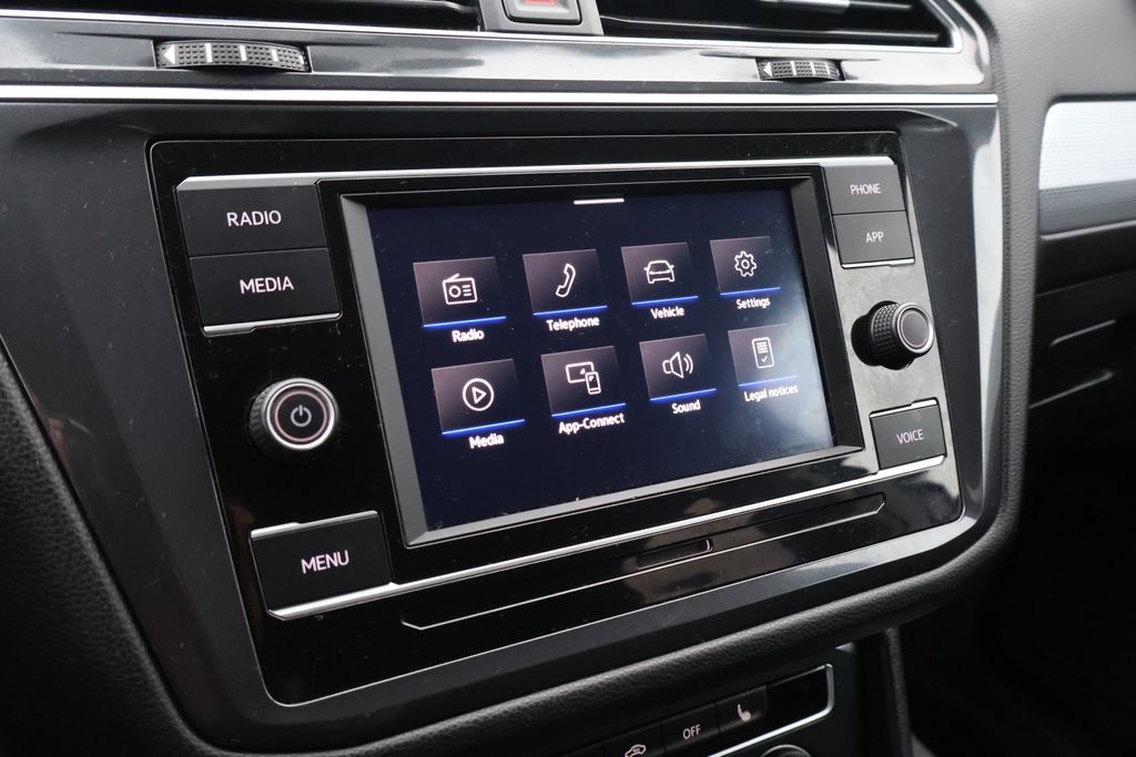 Thumbnail: 2022 Volkswagen Tiguan - 22