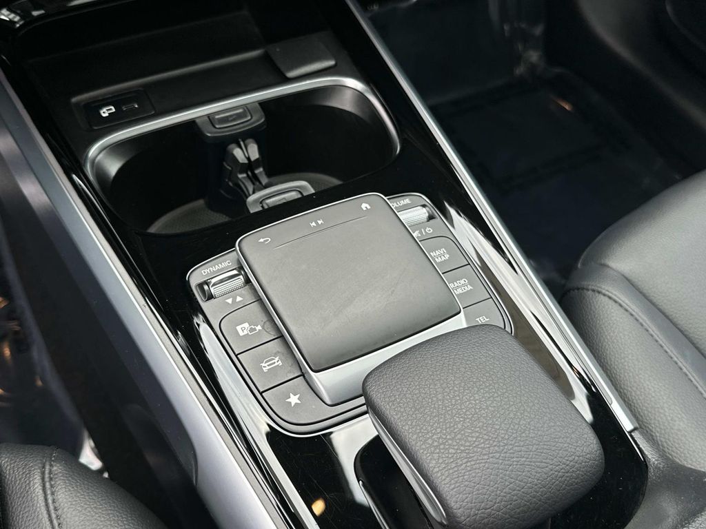 Thumbnail: 2022 Mercedes-Benz GLB - 12