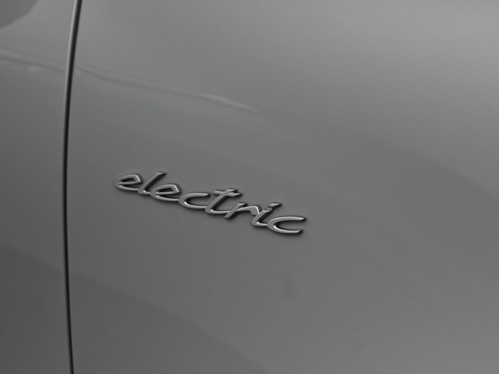Certified Used 2025 White Porsche  image 31