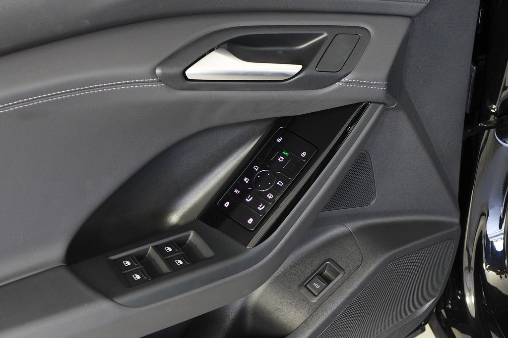 Thumbnail: 2025 Audi Q6 e-tron - 12