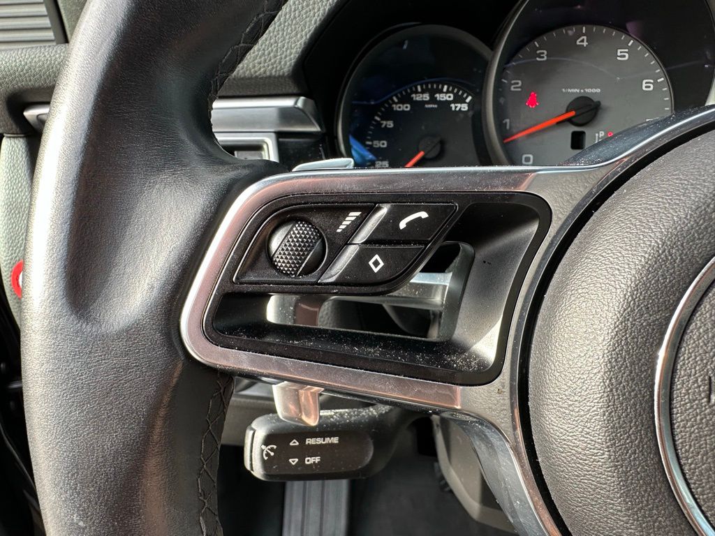 Thumbnail: 2016 Porsche Macan - 17