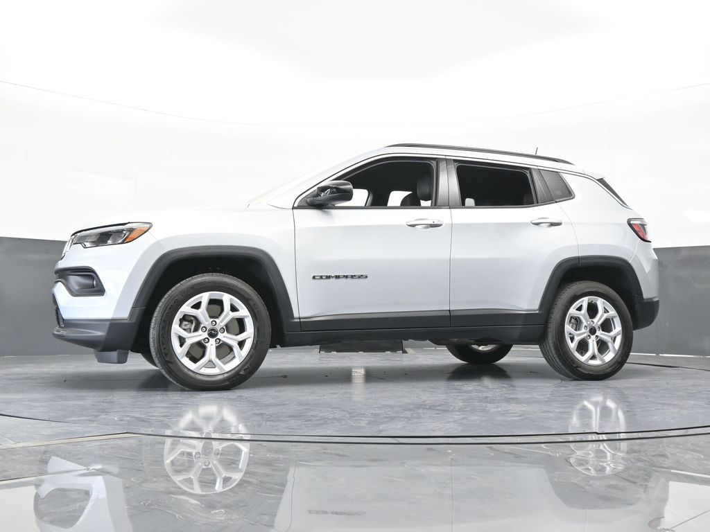 Used 2025 Silver Zynith Metallic Clearcoat Jeep Latitude image 26