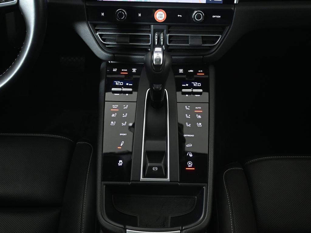 Thumbnail: 2022 Porsche Macan - 24