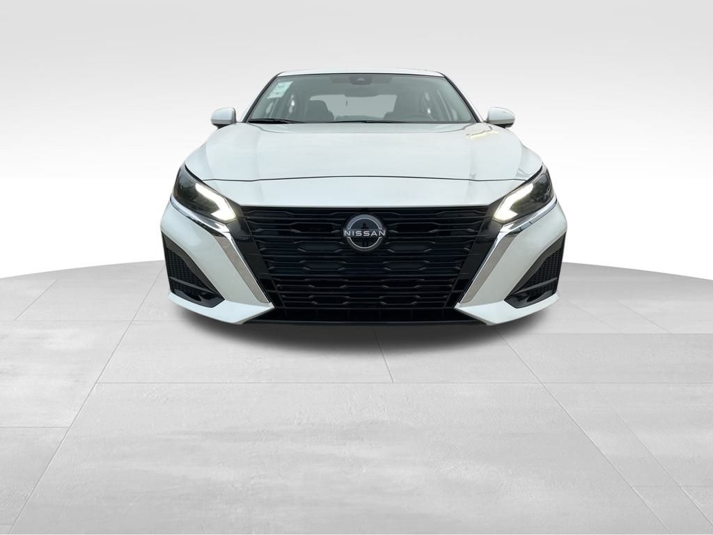 2025 Pearl White Tricoat Nissan Altima 2.5 SL FWD Sedan