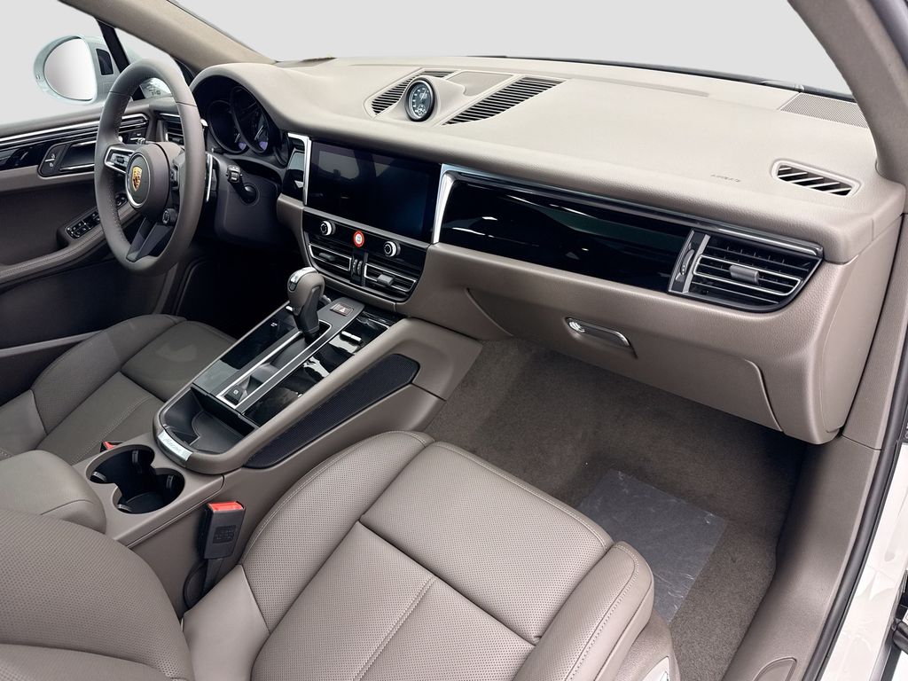 Thumbnail: 2026 Porsche Macan - 18