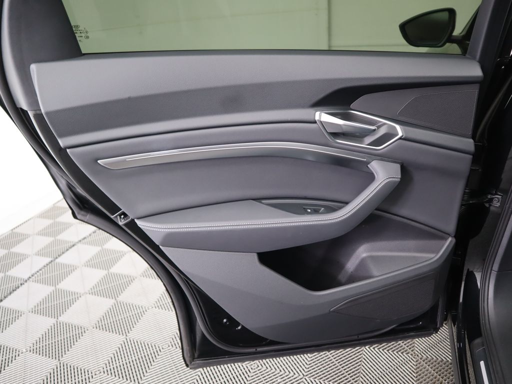 2021 Audi e-tron Premium 27