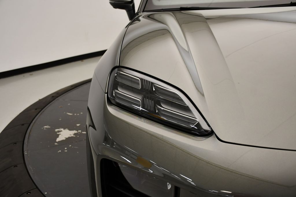 Thumbnail: 2025 Porsche Macan - 16