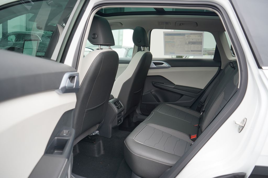 2025 Volkswagen Taos SE 10