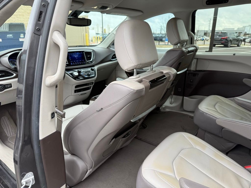 Thumbnail: 2017 Chrysler Pacifica - 9