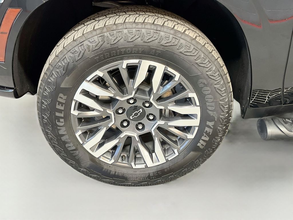 Used 2025 Black Chevrolet Z71 image 34