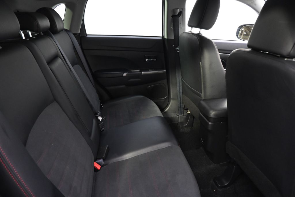 Used 2025  Mitsubishi 2.0 SE image 18