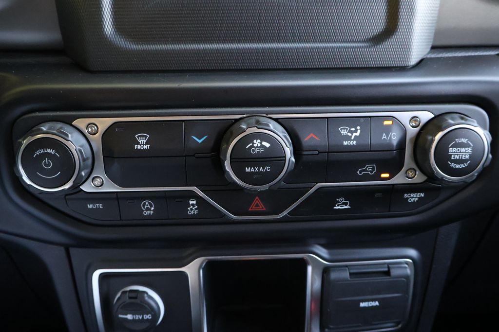 Thumbnail: 2022 Jeep Wrangler - 18