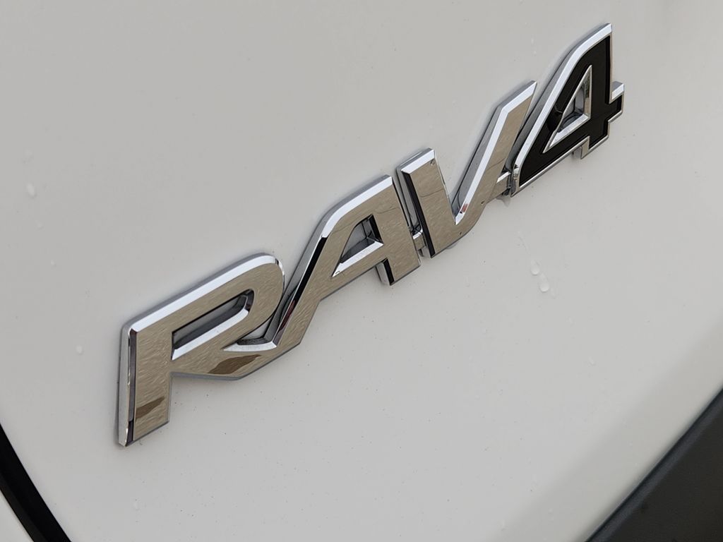 2025 Toyota RAV4 XLE - 11
