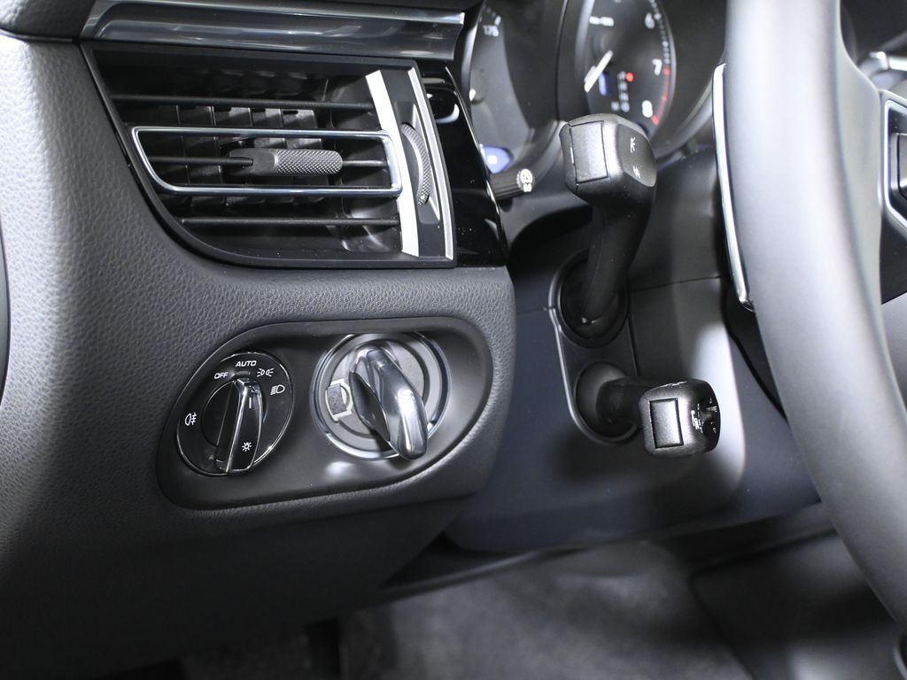 Thumbnail: 2026 Porsche Macan - 30