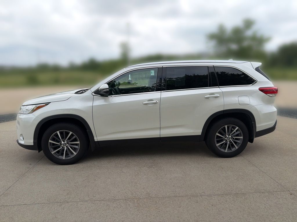 White (Blizzard Pearl) 2019 Toyota Highlander XLE AWD SUV / Crossover All-Wheel Drive 8-Speed Automatic