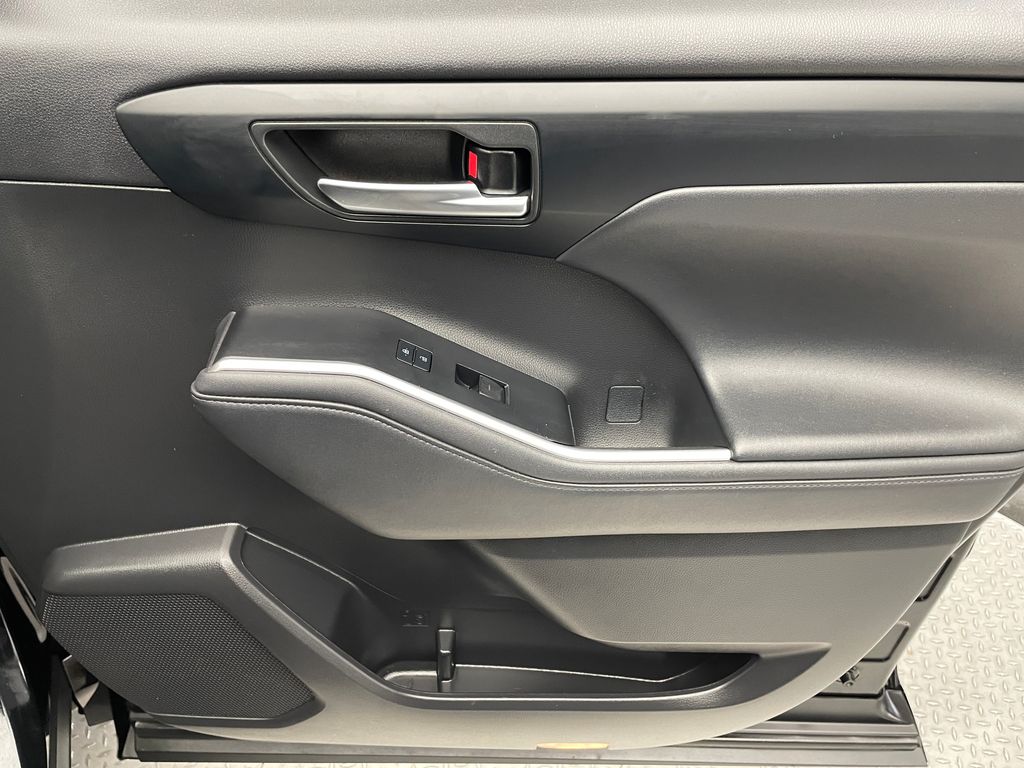 Thumbnail: 2022 Toyota Highlander - 15