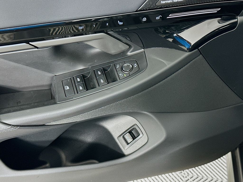 Thumbnail: 2025 BMW 5 Series - 18