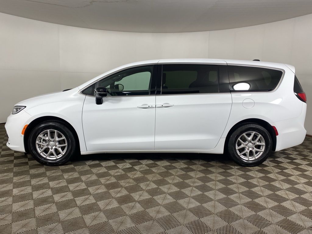 Used 2026 White Chrysler Select image 25