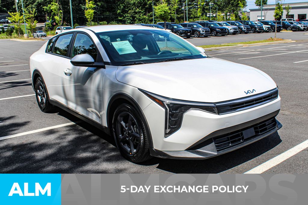 Used 2025 White Kia LXS image 4