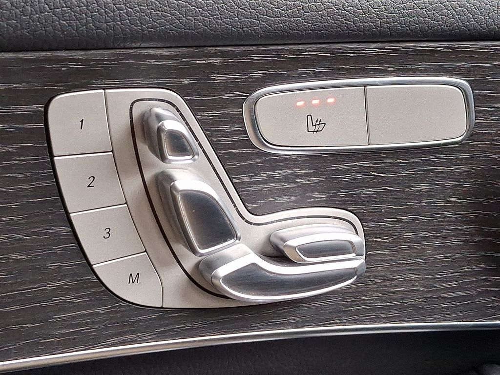 Thumbnail: 2022 Mercedes-Benz GLC - 26