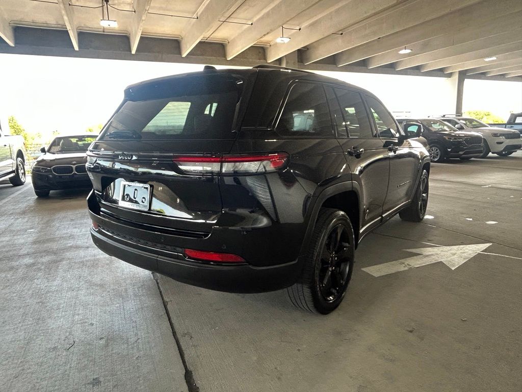 Used 2023 Diamond Black Crystal Pearlcoat Jeep Altitude image 5