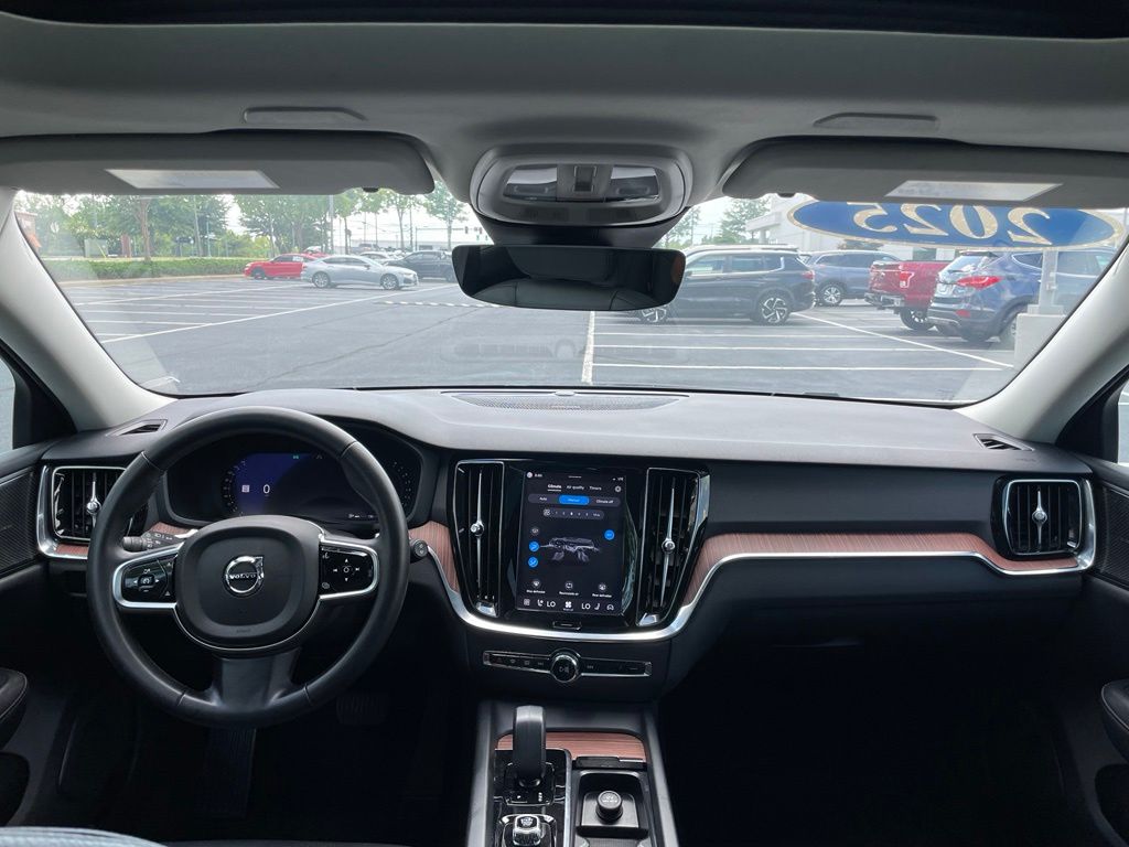 Thumbnail: 2025 Volvo S60 - 10