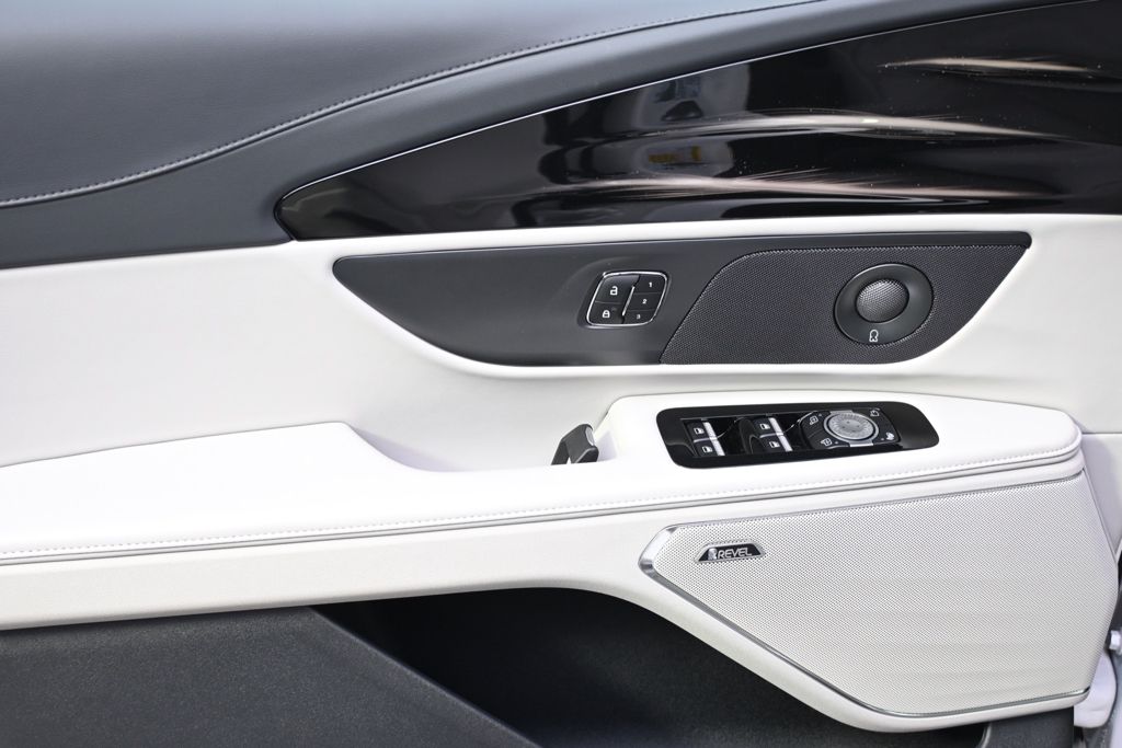 New 2026 White Lincoln Reserve image 22