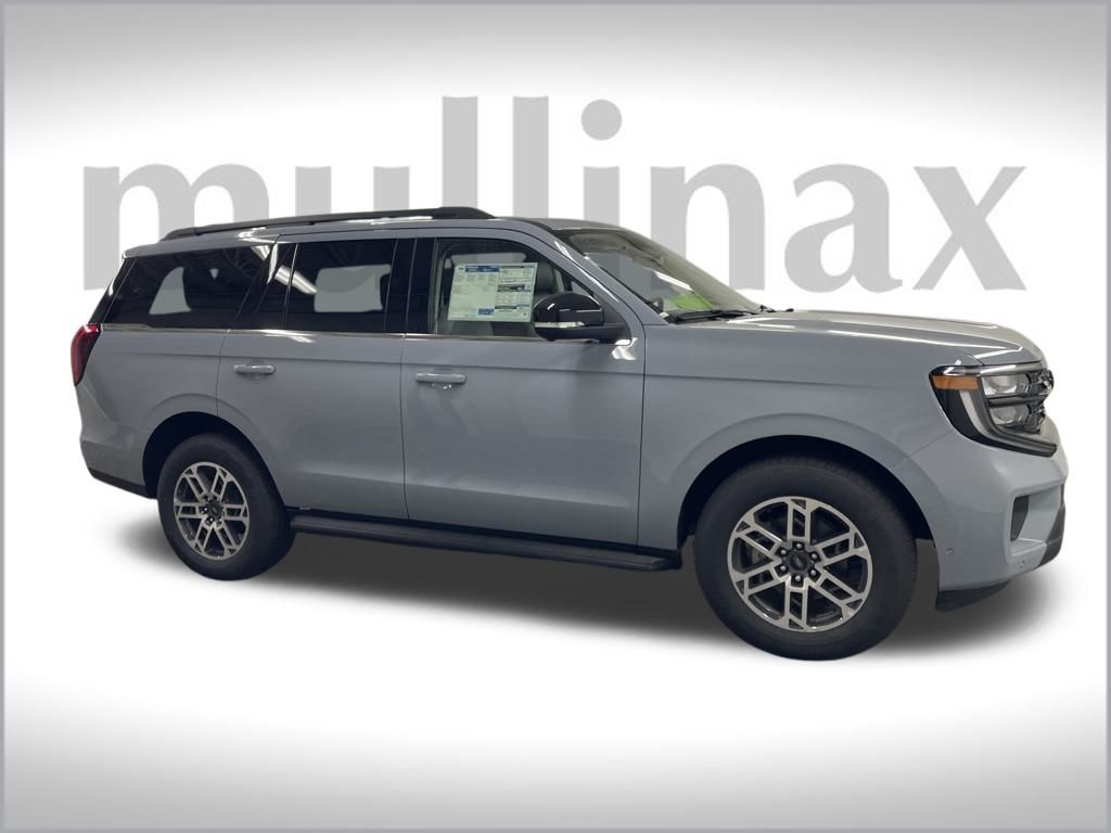 2025 Ford Expedition photo 2