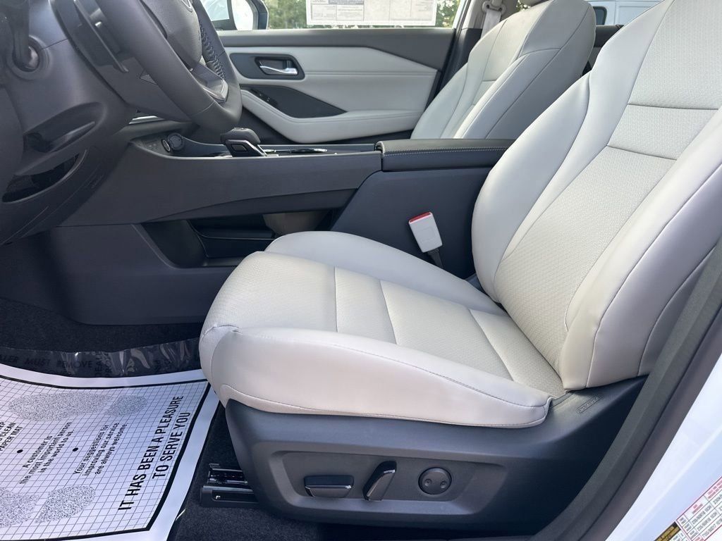 2025 Everest White Pearl Nissan Rogue SV FWD SUV