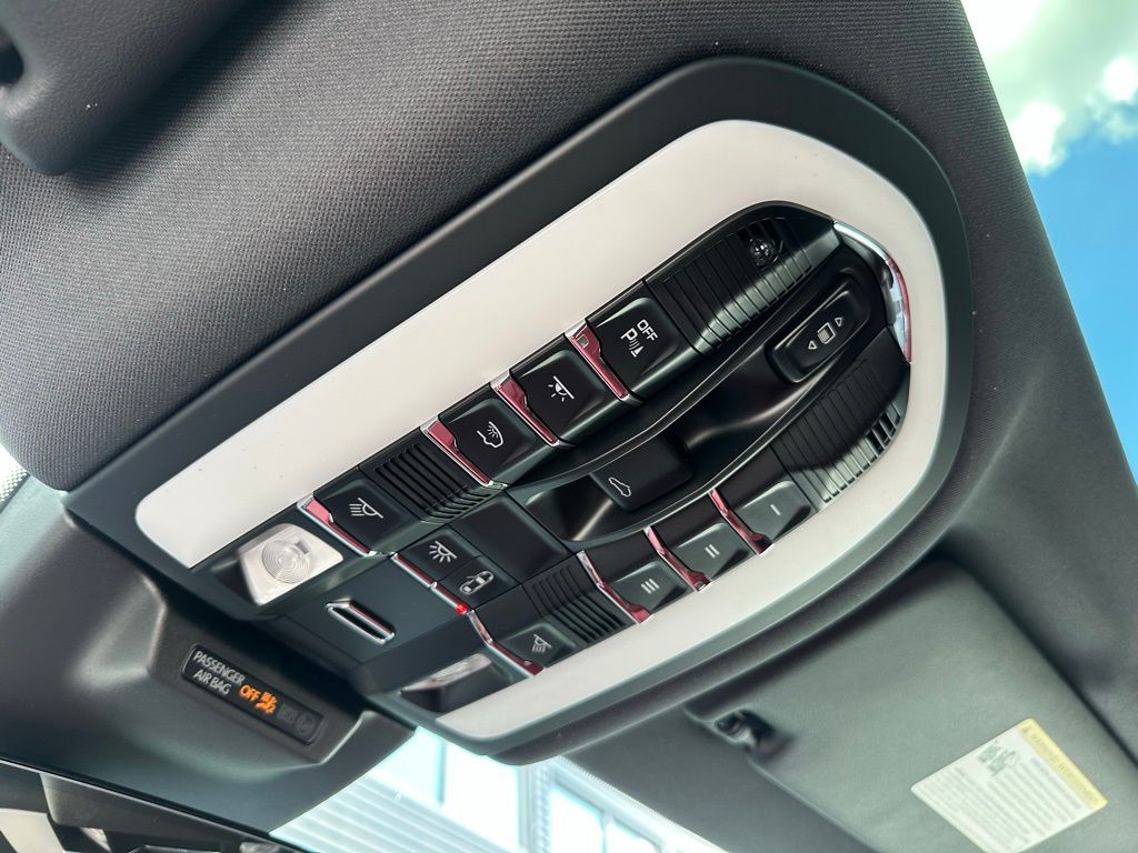 Thumbnail: 2025 Porsche Macan - 24