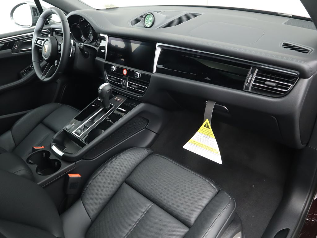 Thumbnail: 2025 Porsche Macan - 21