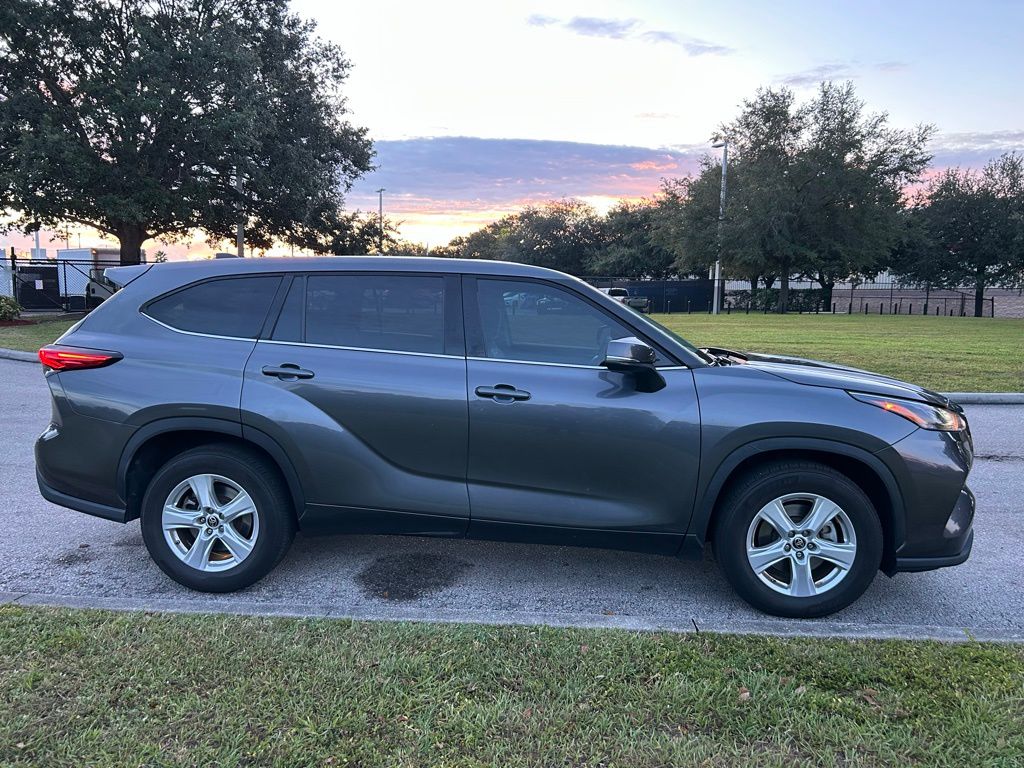 Thumbnail: 2022 Toyota Highlander - 6