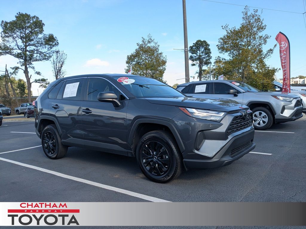2025 Toyota RAV4 LE's photo