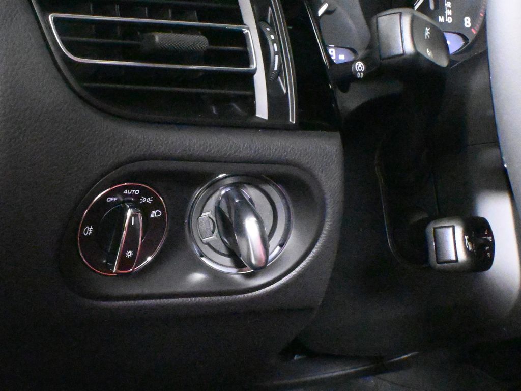 Thumbnail: 2026 Porsche Macan - 30