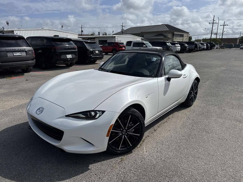 Snowflake White Pearl Mica 2026 Mazda MX-5 Miata Grand Touring RWD Convertible Rear-Wheel Drive 6-Speed Manual